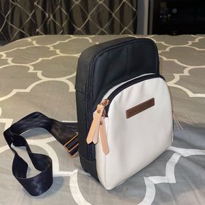 NWOT Petunia Pickle Bottom Criss-Cross Sling